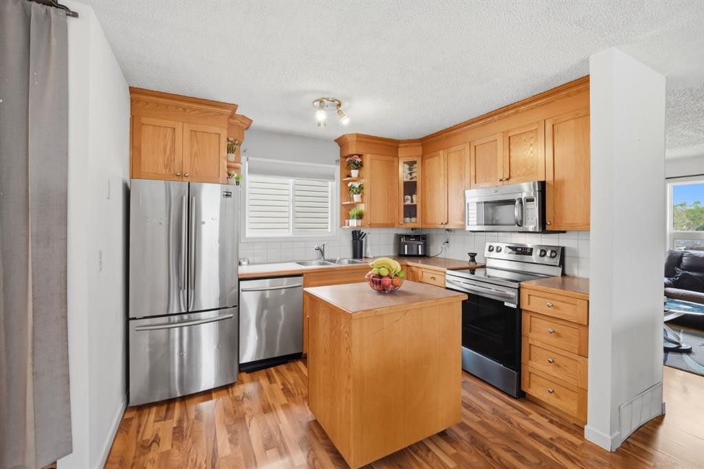 6907 4 Avenue Ne, Calgary, AB