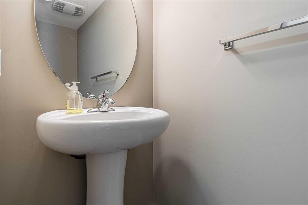 634 Redstone View Ne, Calgary, AB - Indoor Photo Showing Bathroom