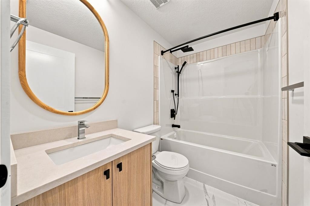 189 148 Avenue Nw, Calgary, AB - Indoor Photo Showing Bathroom