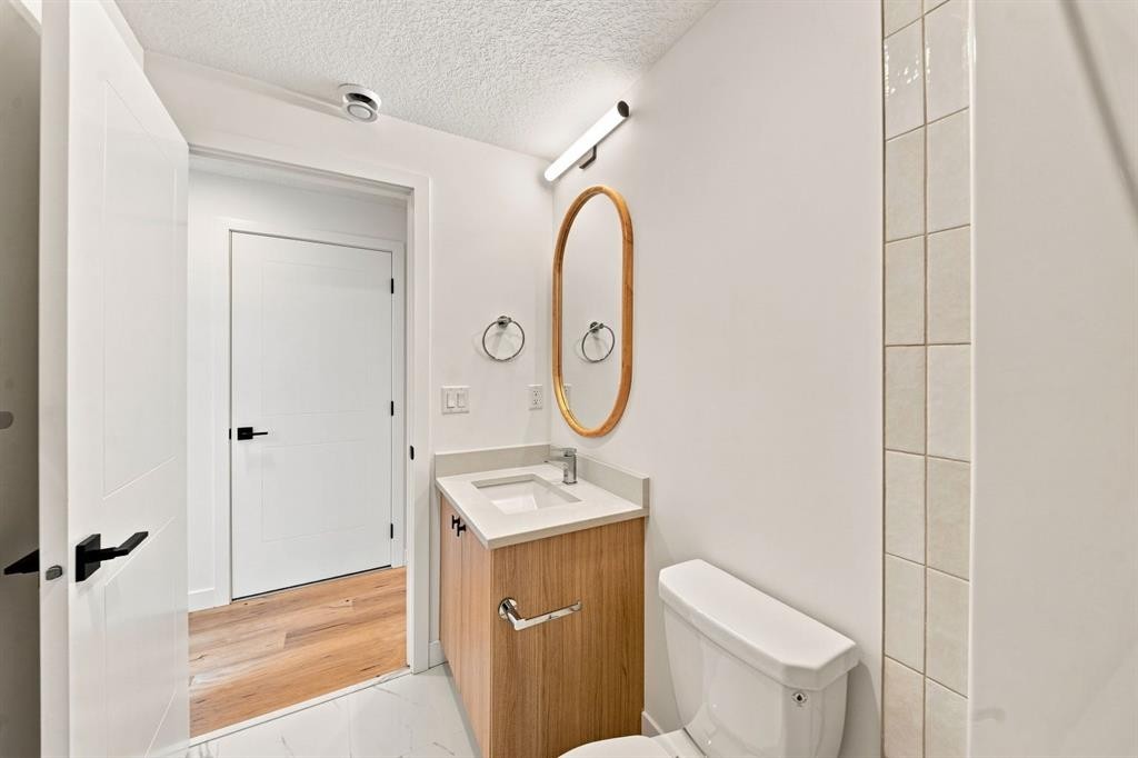 189 148 Avenue Nw, Calgary, AB - Indoor Photo Showing Bathroom