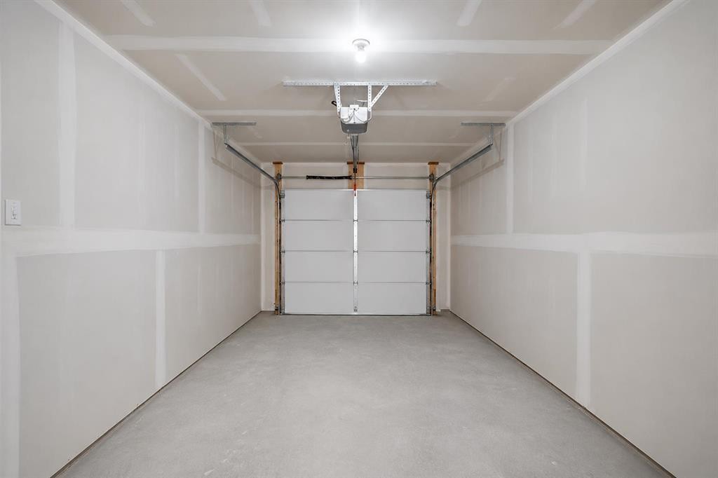 189 148 Avenue Nw, Calgary, AB - Indoor Photo Showing Garage