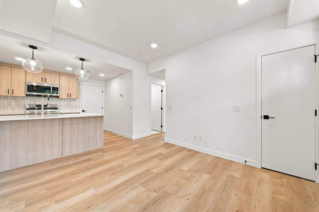 189 148 Avenue Nw, Calgary, AB - Indoor Photo Showing Kitchen