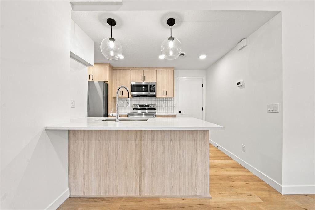 189 148 Avenue Nw, Calgary, AB - Indoor Photo Showing Kitchen With Upgraded Kitchen