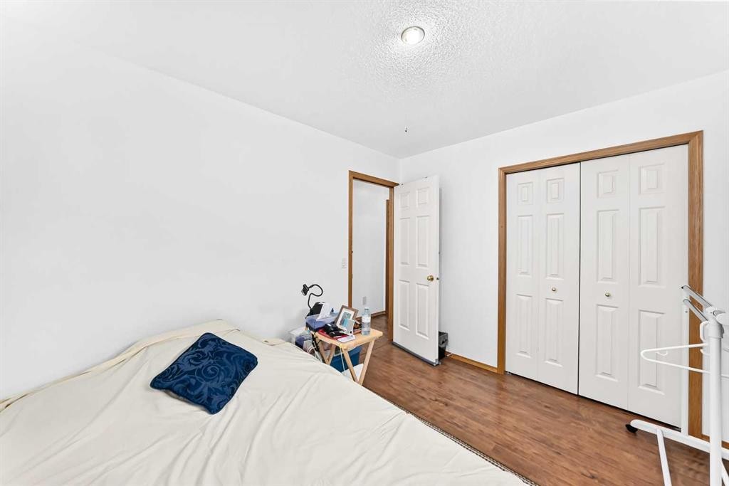 98 Country Hills Heights Nw, Calgary, AB - Indoor Photo Showing Bedroom