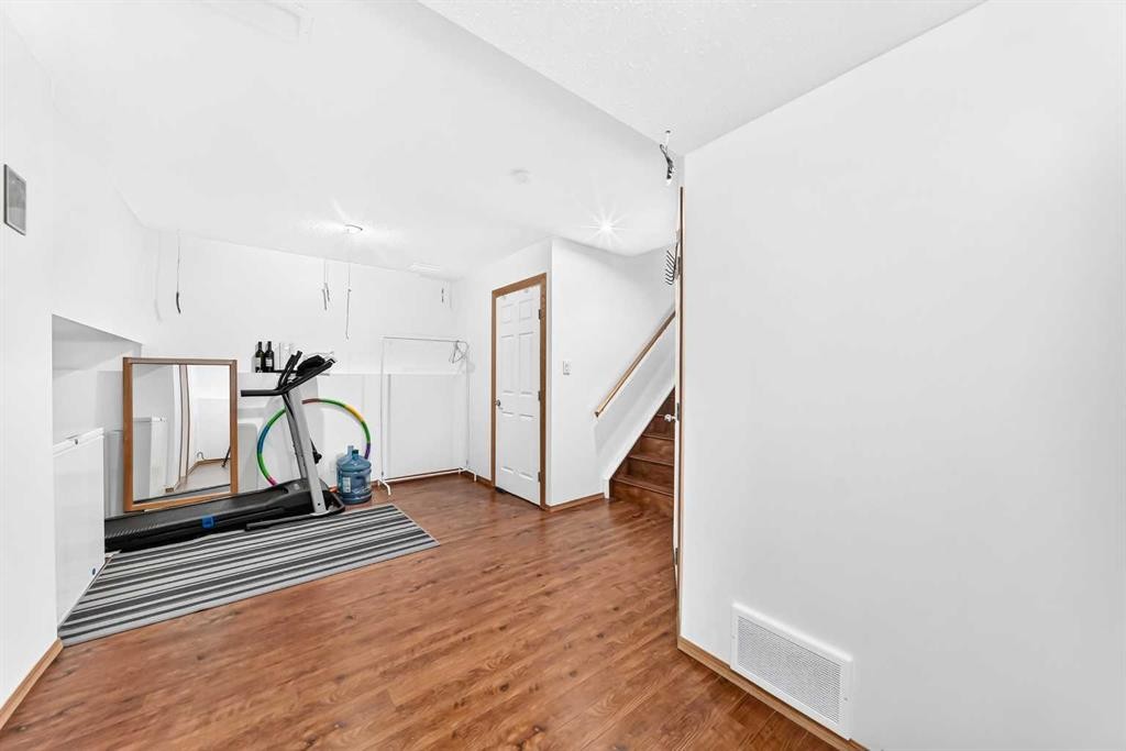 98 Country Hills Heights Nw, Calgary, AB - Indoor Photo Showing Other Room