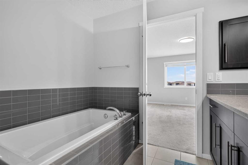 80 Nolancrest Green Nw, Calgary, AB - Indoor Photo Showing Bathroom