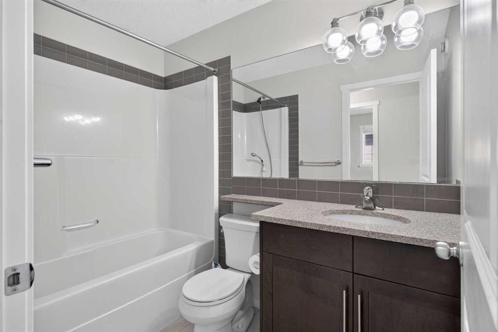 80 Nolancrest Green Nw, Calgary, AB - Indoor Photo Showing Bathroom