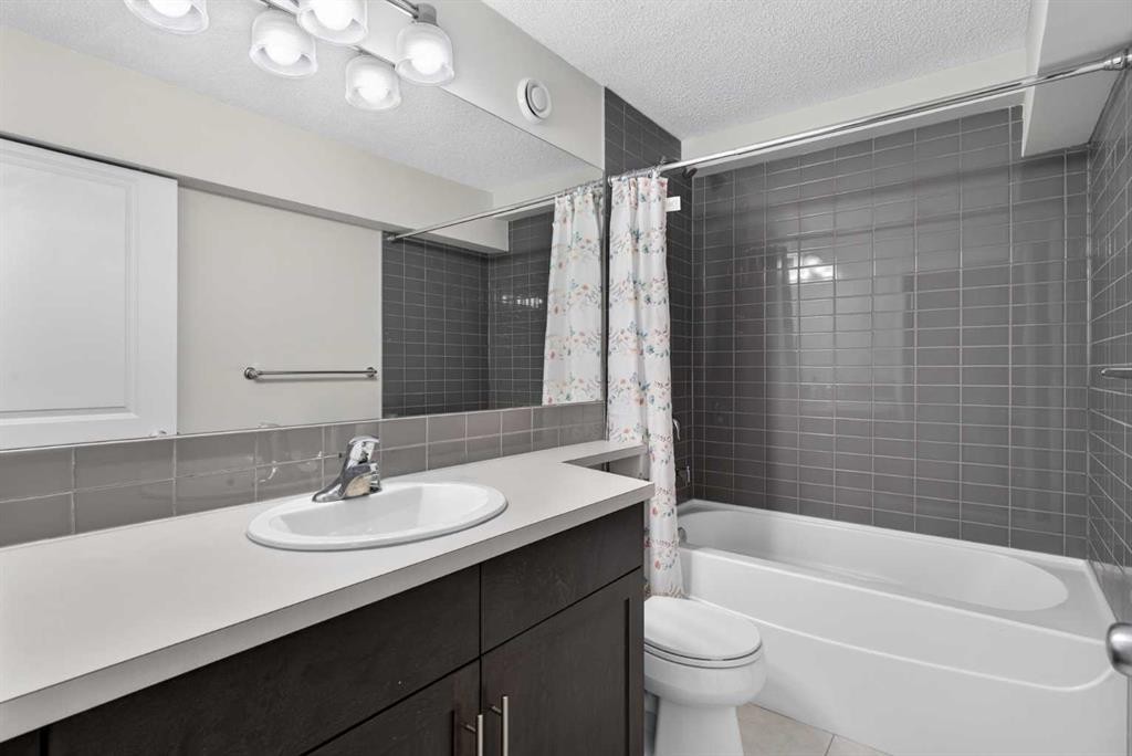 80 Nolancrest Green Nw, Calgary, AB - Indoor Photo Showing Bathroom
