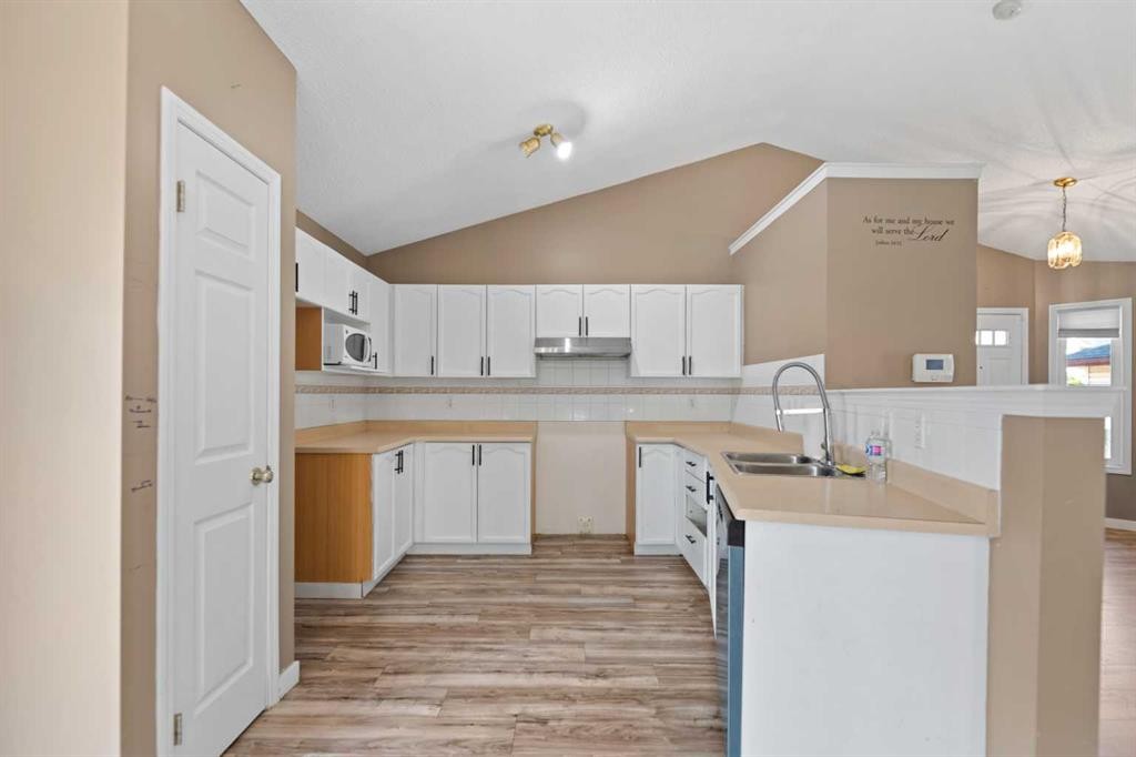 139 Los Alamos Place Ne, Calgary, AB - Indoor Photo Showing Kitchen With Double Sink