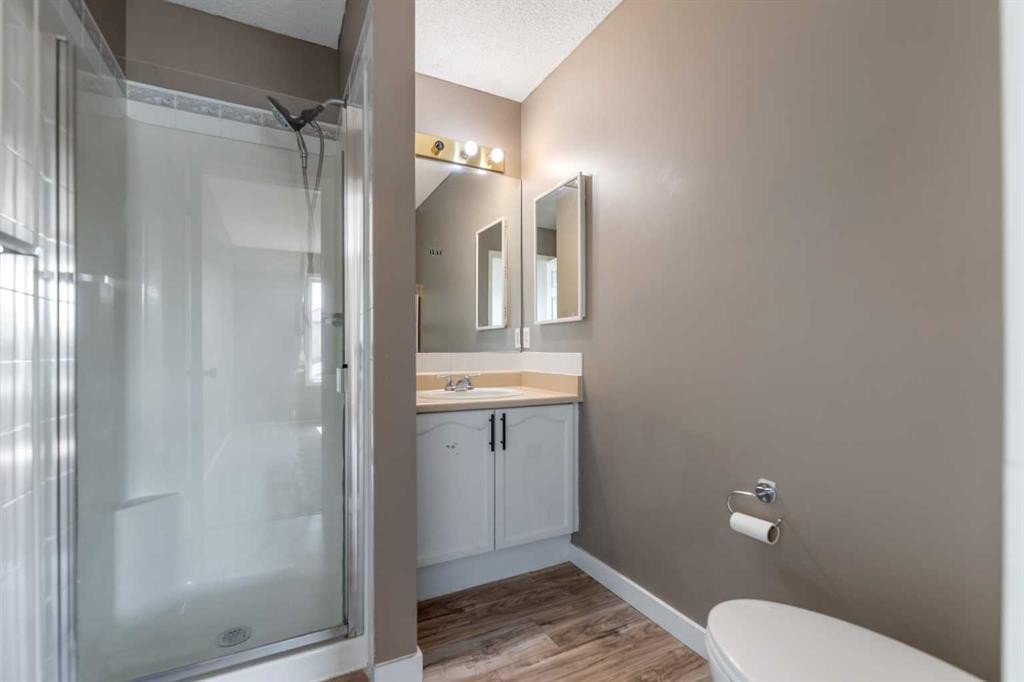 139 Los Alamos Place Ne, Calgary, AB - Indoor Photo Showing Bathroom