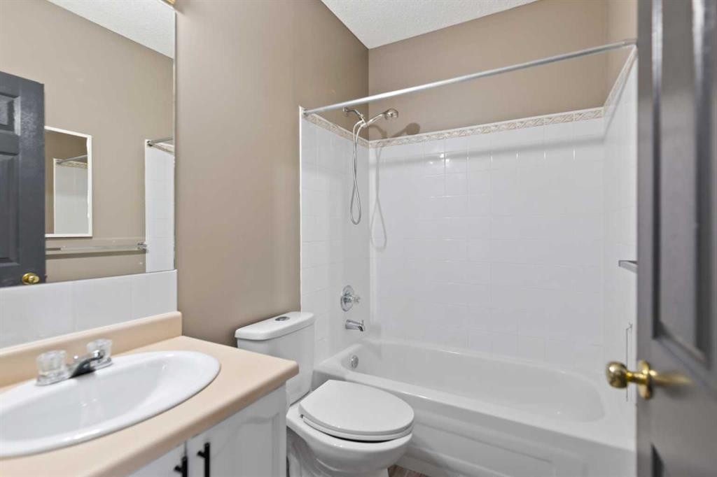 139 Los Alamos Place Ne, Calgary, AB - Indoor Photo Showing Bathroom