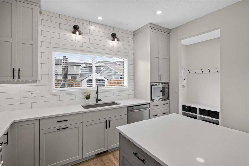 374 Wolf Creek Manor Se, Calgary, AB - Indoor Photo Showing Kitchen