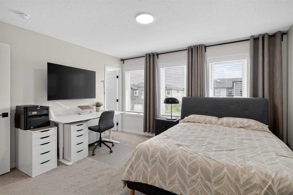 374 Wolf Creek Manor Se, Calgary, AB - Indoor Photo Showing Bedroom