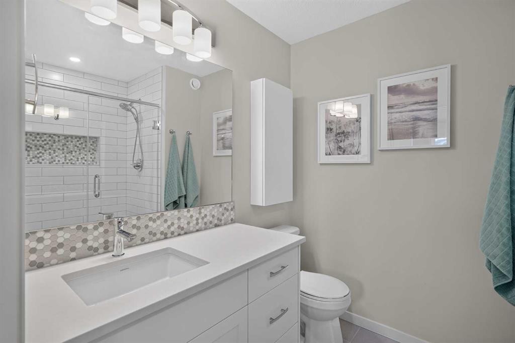 374 Wolf Creek Manor Se, Calgary, AB - Indoor Photo Showing Bathroom