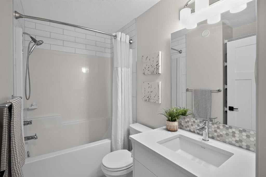374 Wolf Creek Manor Se, Calgary, AB - Indoor Photo Showing Bathroom