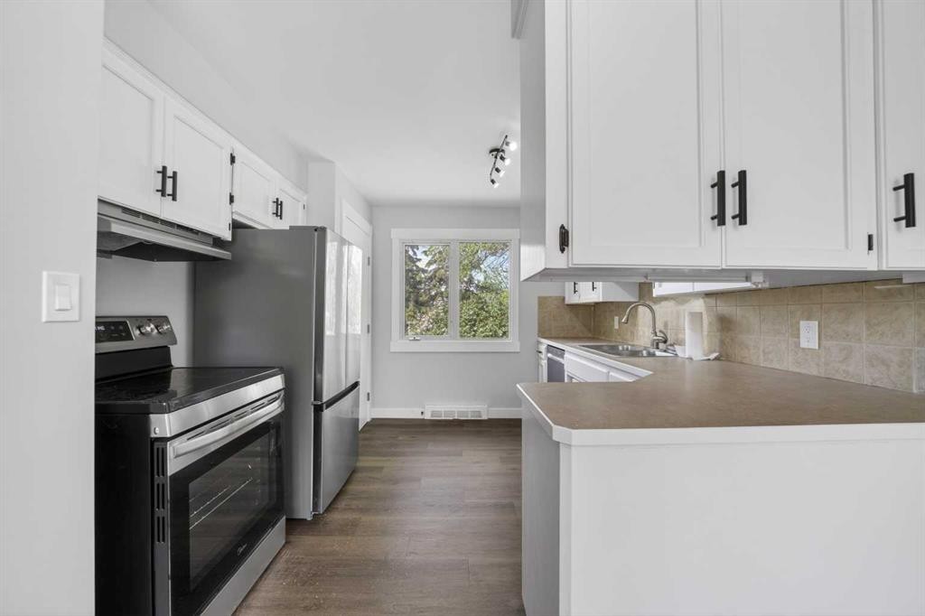 5202 56 Avenue, Olds, AB - Indoor Photo Showing Kitchen