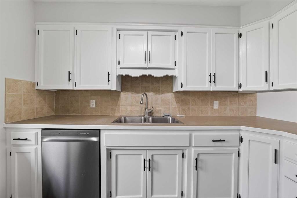 5202 56 Avenue, Olds, AB - Indoor Photo Showing Kitchen With Double Sink