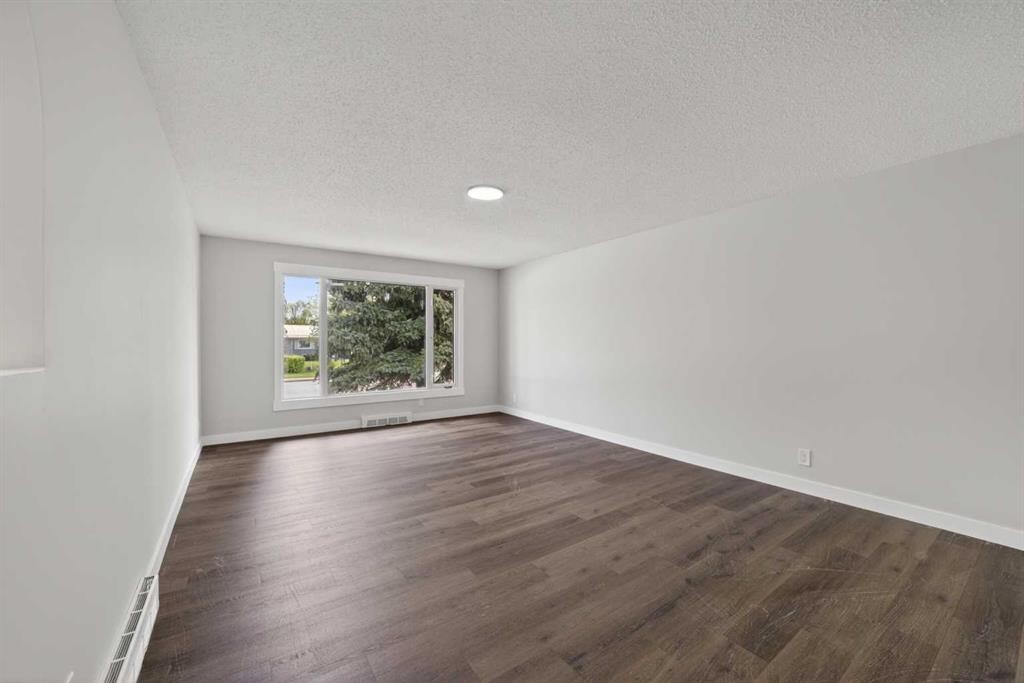 5202 56 Avenue, Olds, AB - Indoor