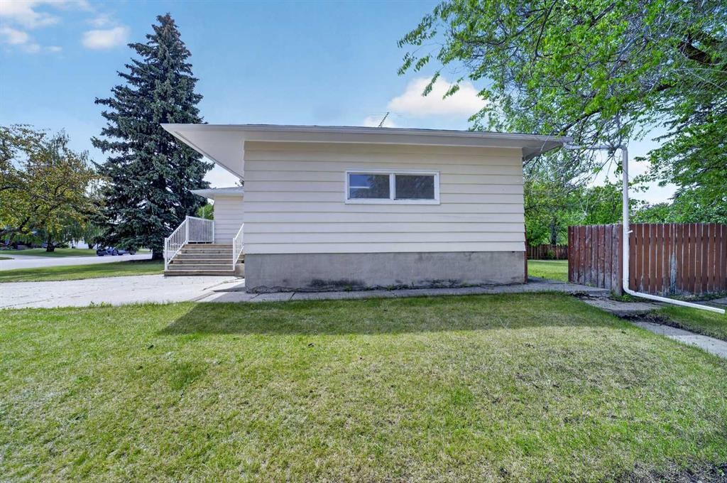 5202 56 Avenue, Olds, AB - Outdoor