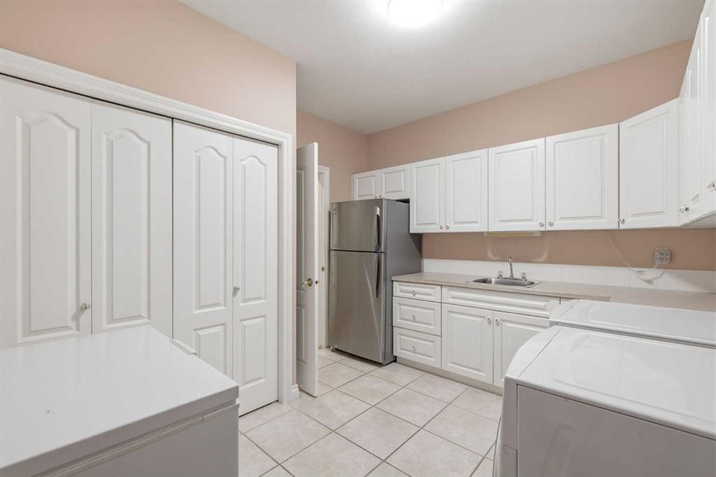 60 Prominence Point Sw, Calgary, AB - Indoor Photo Showing Kitchen