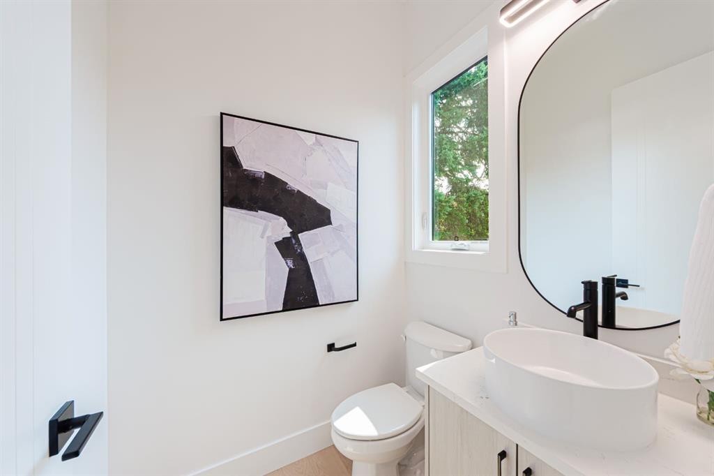 2302 Osborne Crescent Sw, Calgary, AB - Indoor Photo Showing Bathroom