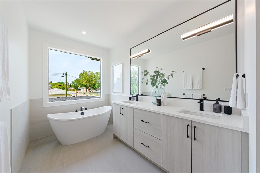2302 Osborne Crescent Sw, Calgary, AB - Indoor Photo Showing Bathroom