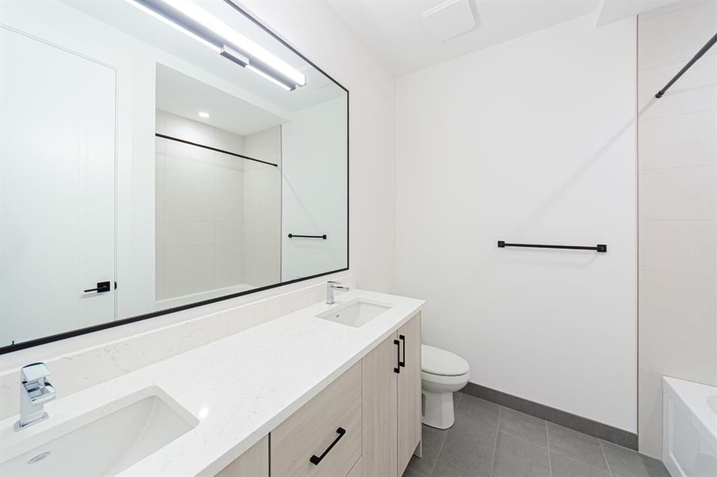 2302 Osborne Crescent Sw, Calgary, AB - Indoor Photo Showing Bathroom