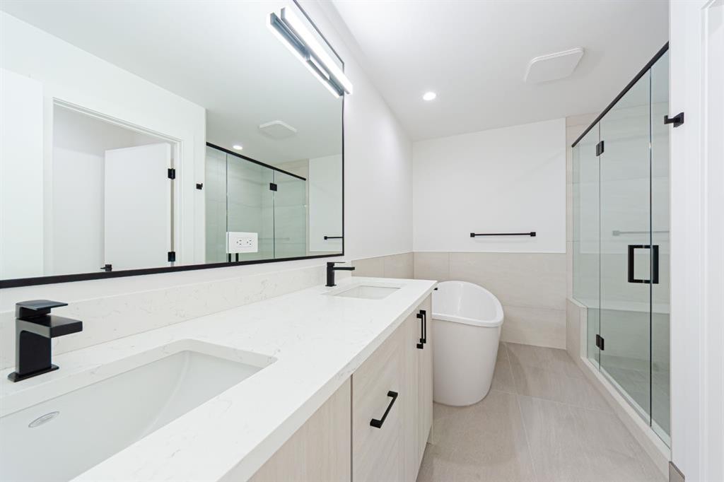 2302 Osborne Crescent Sw, Calgary, AB - Indoor Photo Showing Bathroom