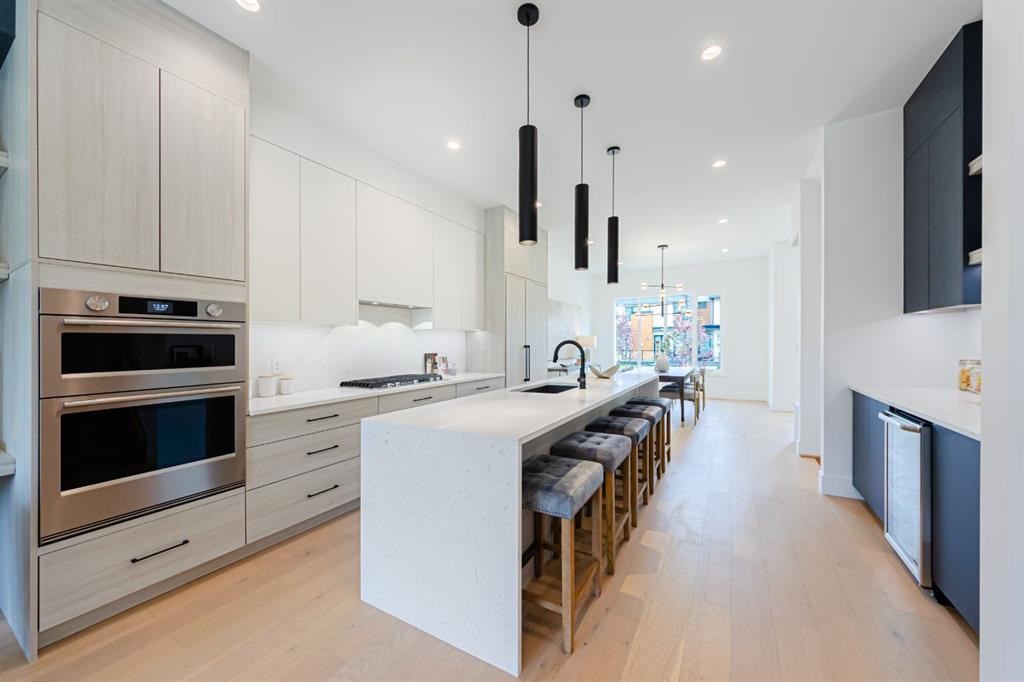 2302 Osborne Crescent Sw, Calgary, AB - Indoor Photo Showing Kitchen With Upgraded Kitchen