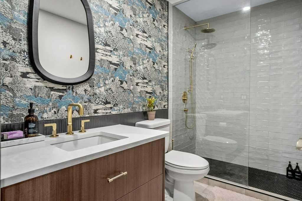 2316 State Road Sw, Calgary, AB - Indoor Photo Showing Bathroom