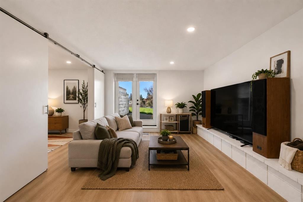 2316 State Road Sw, Calgary, AB - Indoor Photo Showing Living Room