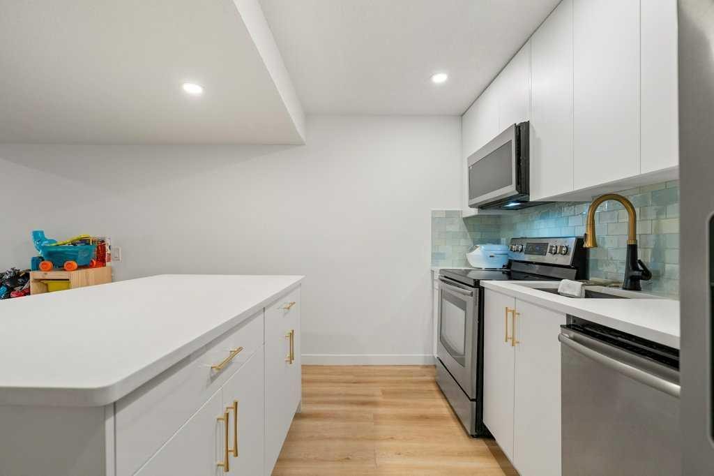 2316 State Road Sw, Calgary, AB - Indoor Photo Showing Kitchen