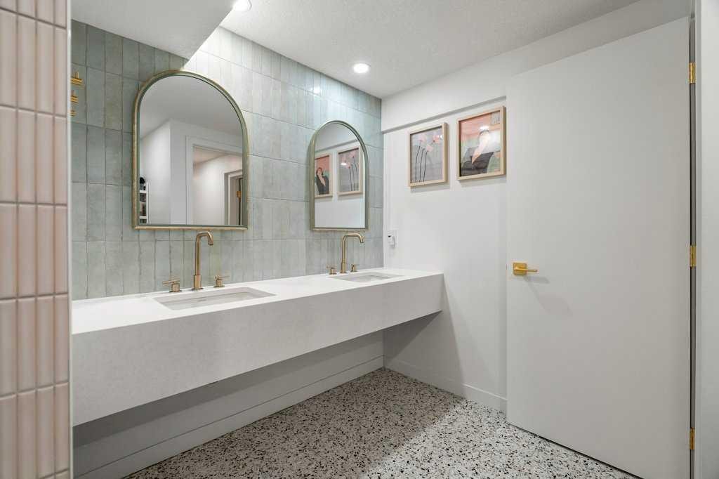 2316 State Road Sw, Calgary, AB - Indoor Photo Showing Bathroom