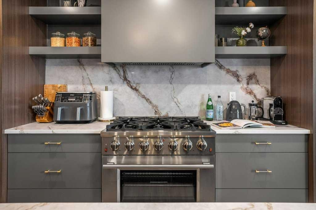 2316 State Road Sw, Calgary, AB - Indoor Photo Showing Kitchen With Upgraded Kitchen