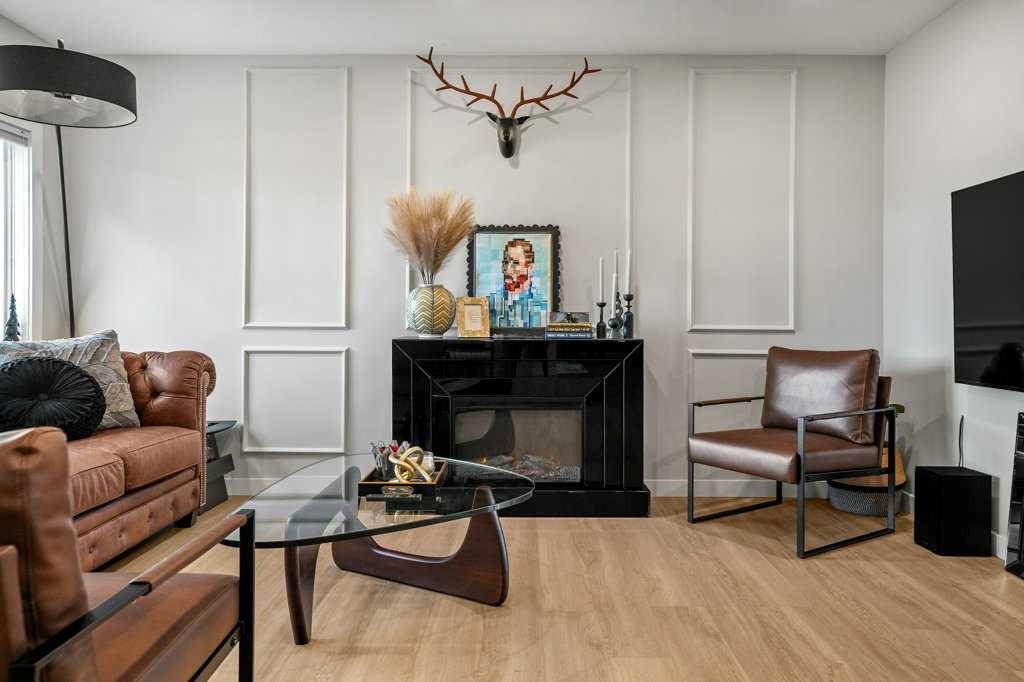 2316 State Road Sw, Calgary, AB - Indoor Photo Showing Living Room