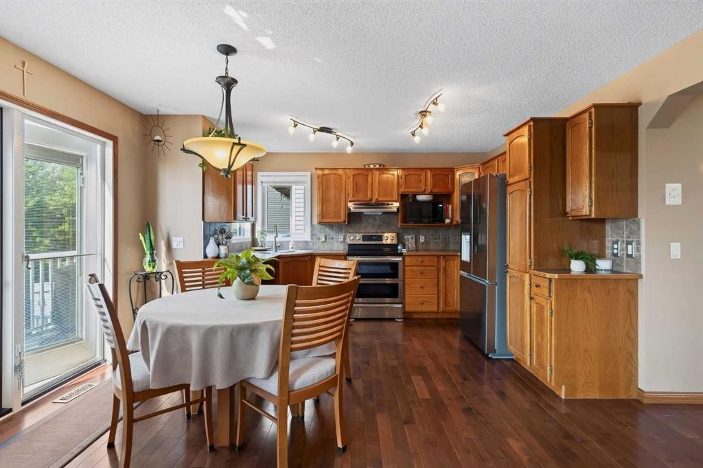 30 Somerset Court Sw, Calgary, AB - Indoor Photo Showing Kitchen