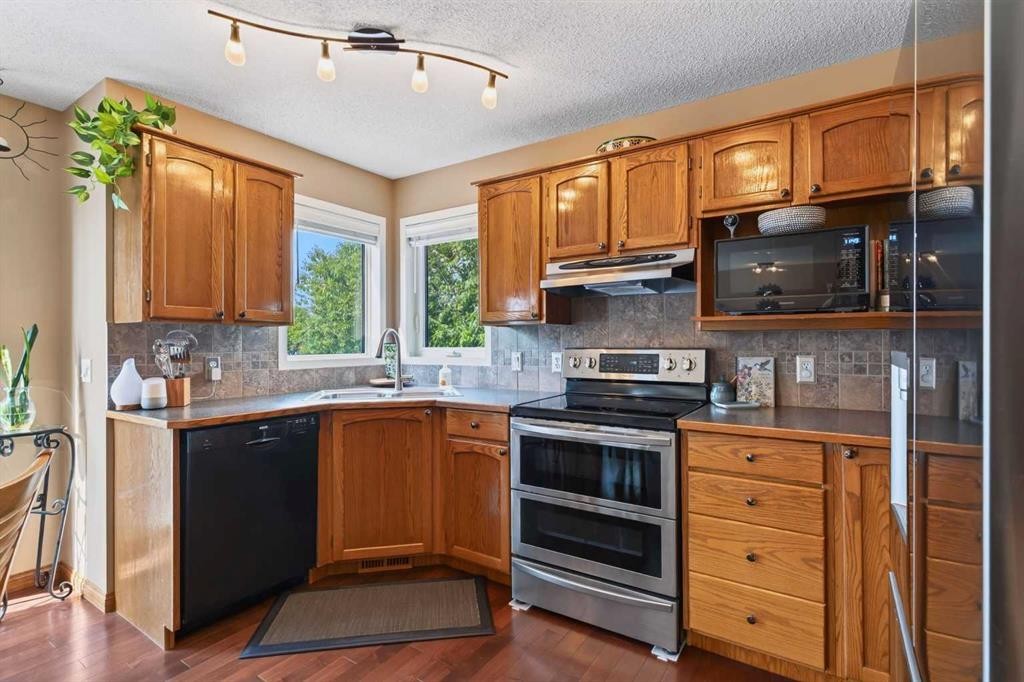 30 Somerset Court Sw, Calgary, AB - Indoor Photo Showing Kitchen