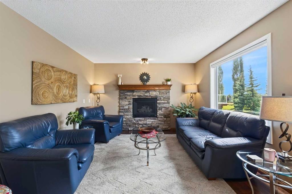 30 Somerset Court Sw, Calgary, AB - Indoor Photo Showing Living Room