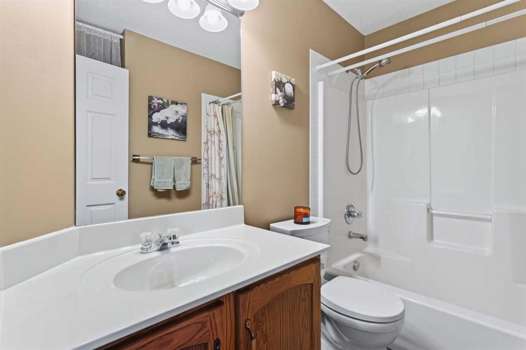 30 Somerset Court Sw, Calgary, AB - Indoor Photo Showing Bedroom
