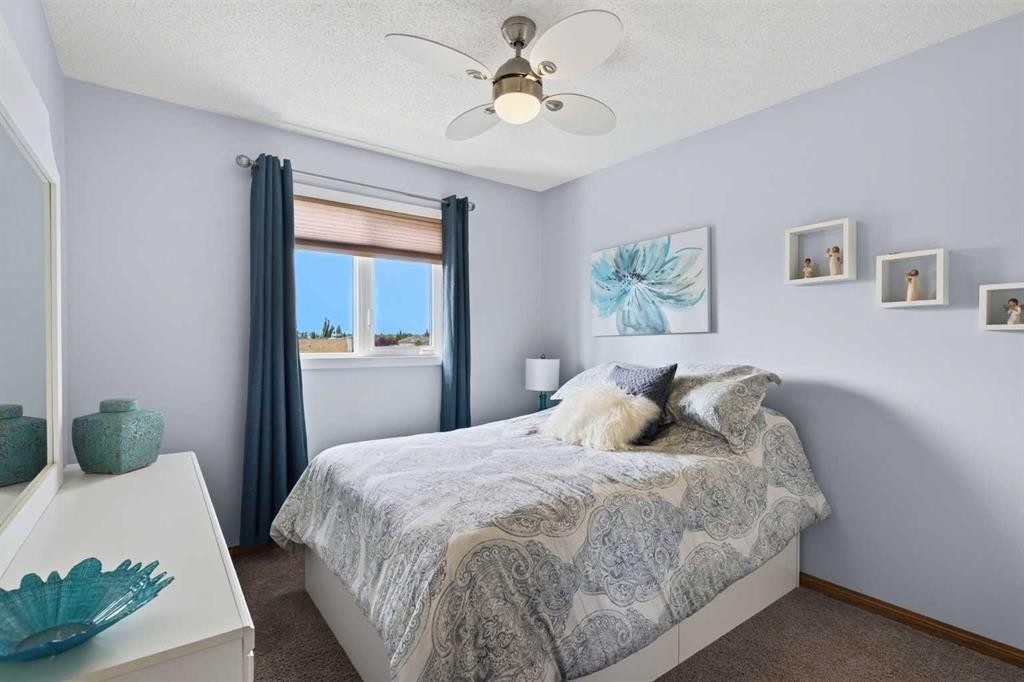 30 Somerset Court Sw, Calgary, AB - Indoor Photo Showing Bedroom
