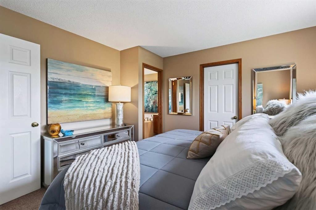 30 Somerset Court Sw, Calgary, AB - Indoor Photo Showing Bedroom