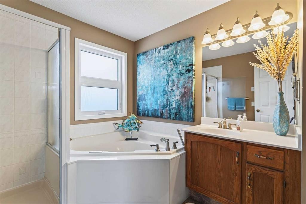 30 Somerset Court Sw, Calgary, AB - Indoor Photo Showing Bathroom
