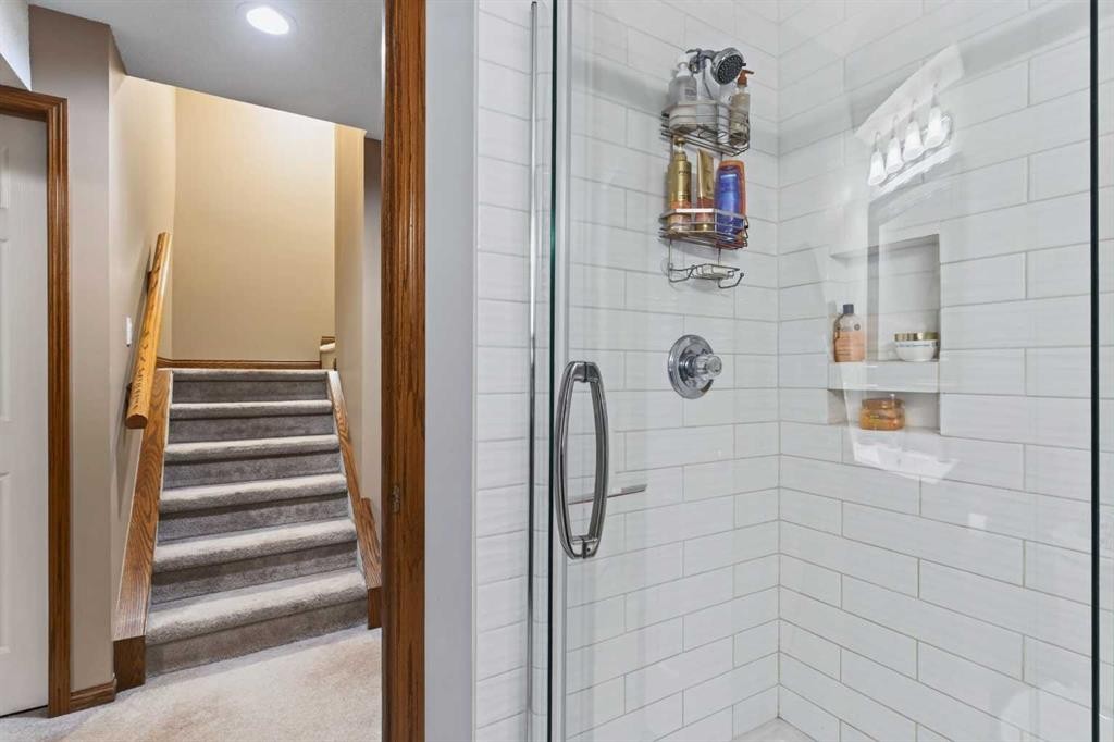 30 Somerset Court Sw, Calgary, AB - Indoor Photo Showing Bathroom