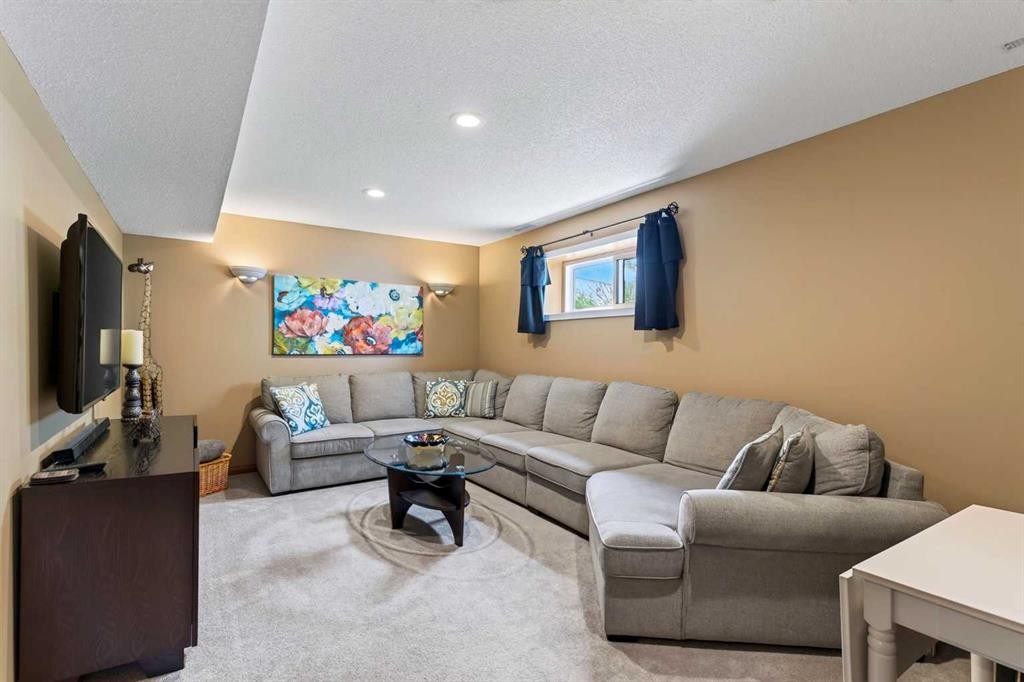 30 Somerset Court Sw, Calgary, AB - Indoor Photo Showing Bedroom