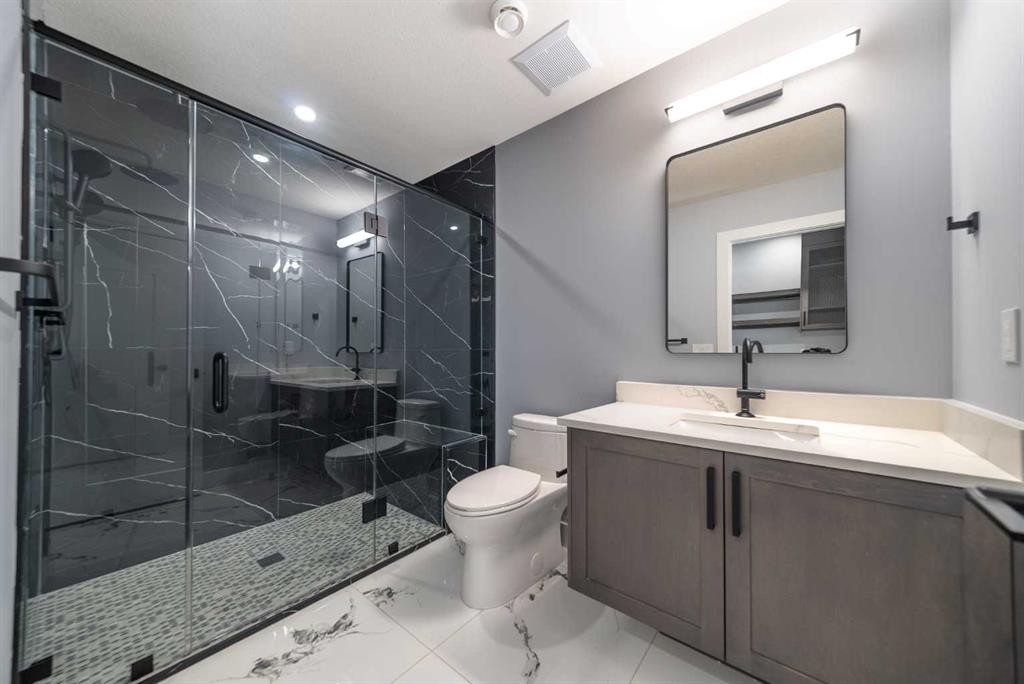 1415 27 Street Sw, Calgary, AB - Indoor Photo Showing Bathroom