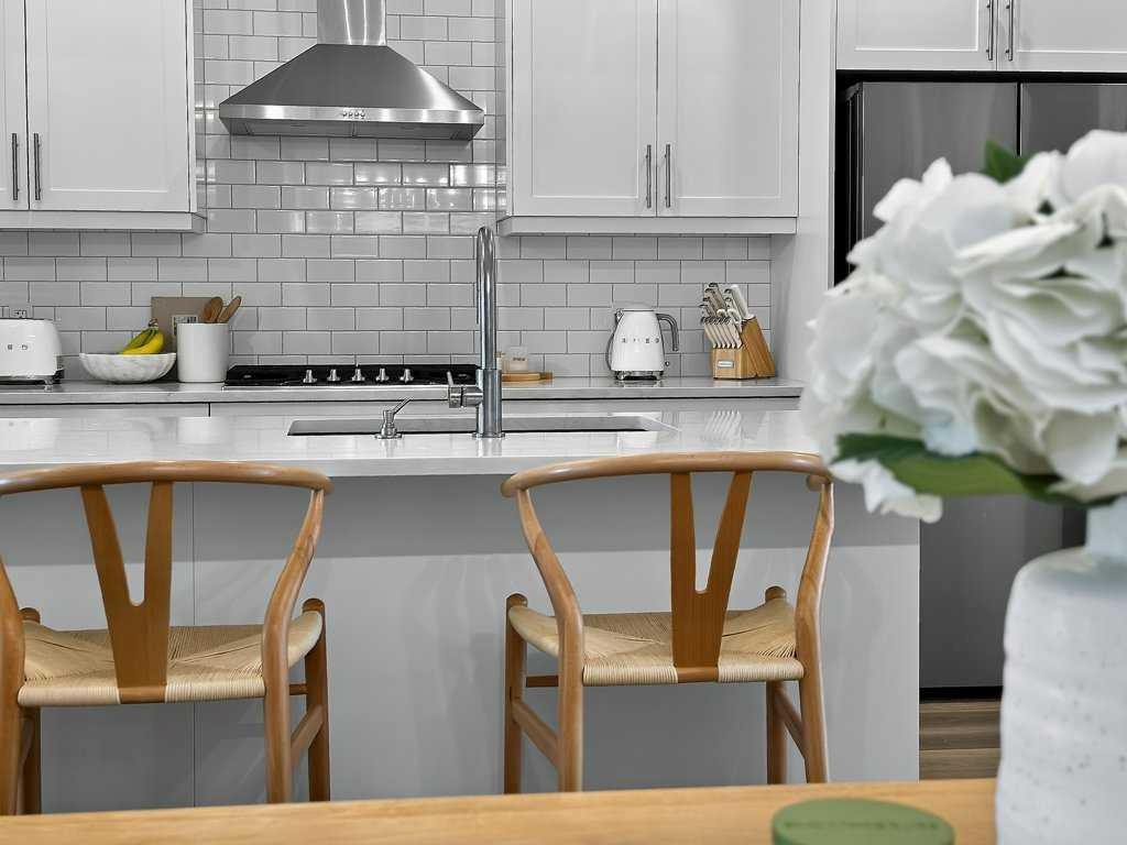 97 Rowmont Heath Nw, Calgary, AB - Indoor Photo Showing Kitchen