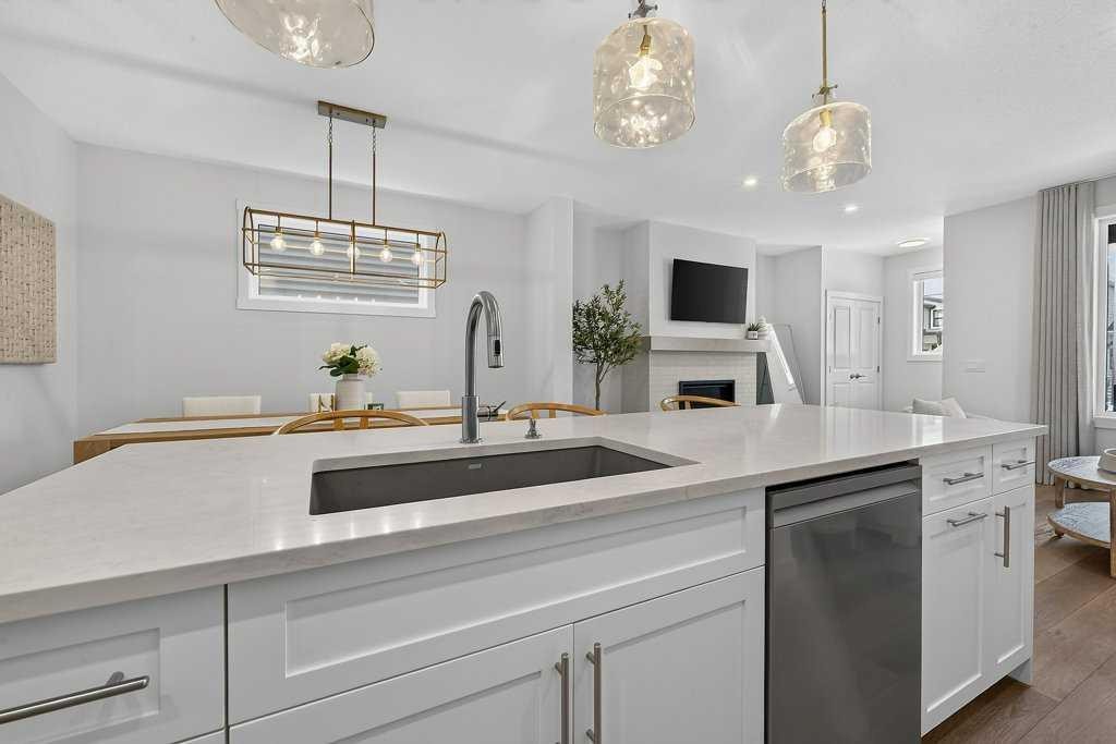 97 Rowmont Heath Nw, Calgary, AB - Indoor Photo Showing Kitchen