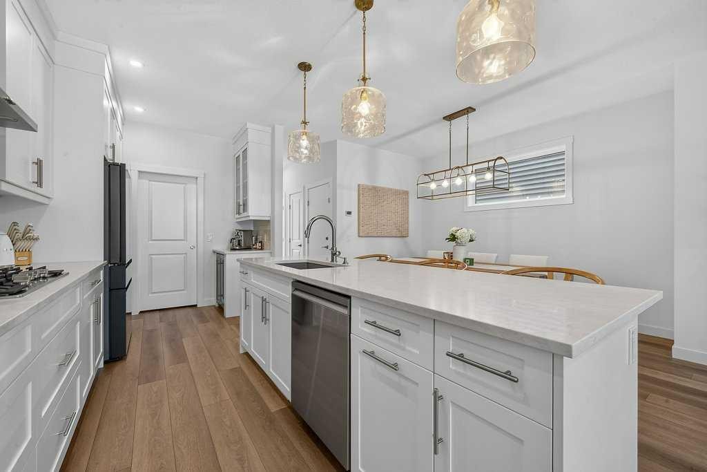 97 Rowmont Heath Nw, Calgary, AB - Indoor Photo Showing Kitchen With Upgraded Kitchen