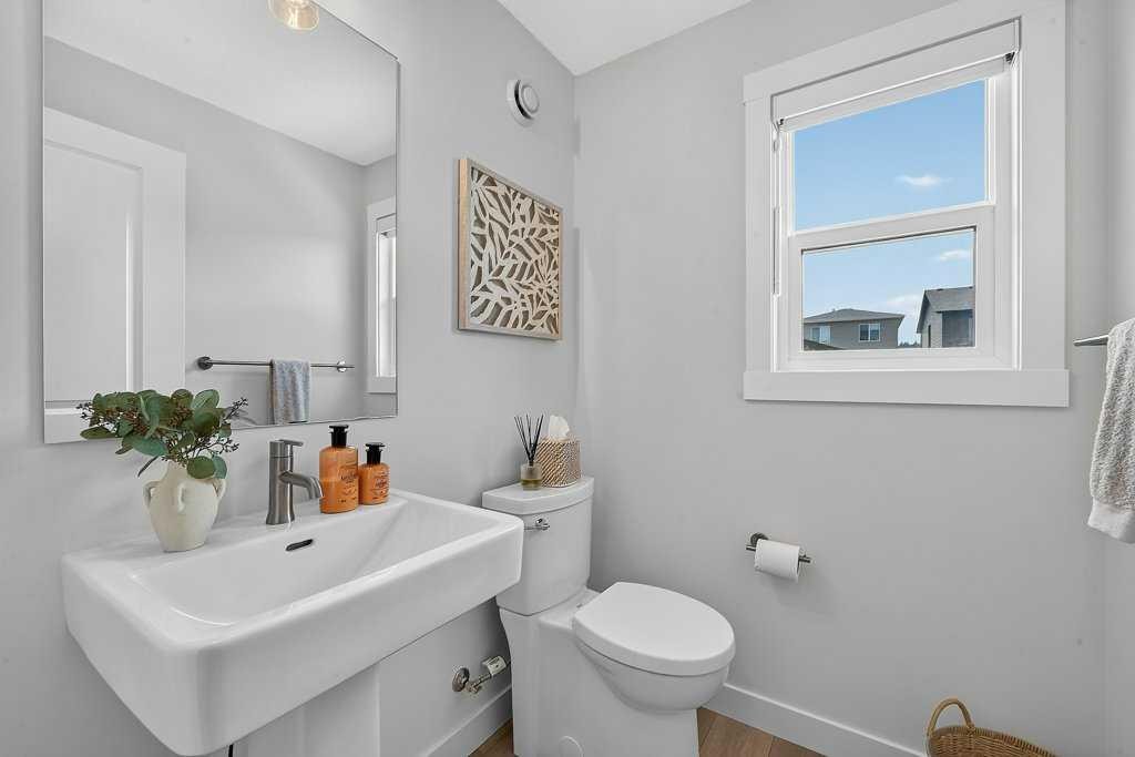 97 Rowmont Heath Nw, Calgary, AB - Indoor Photo Showing Bathroom
