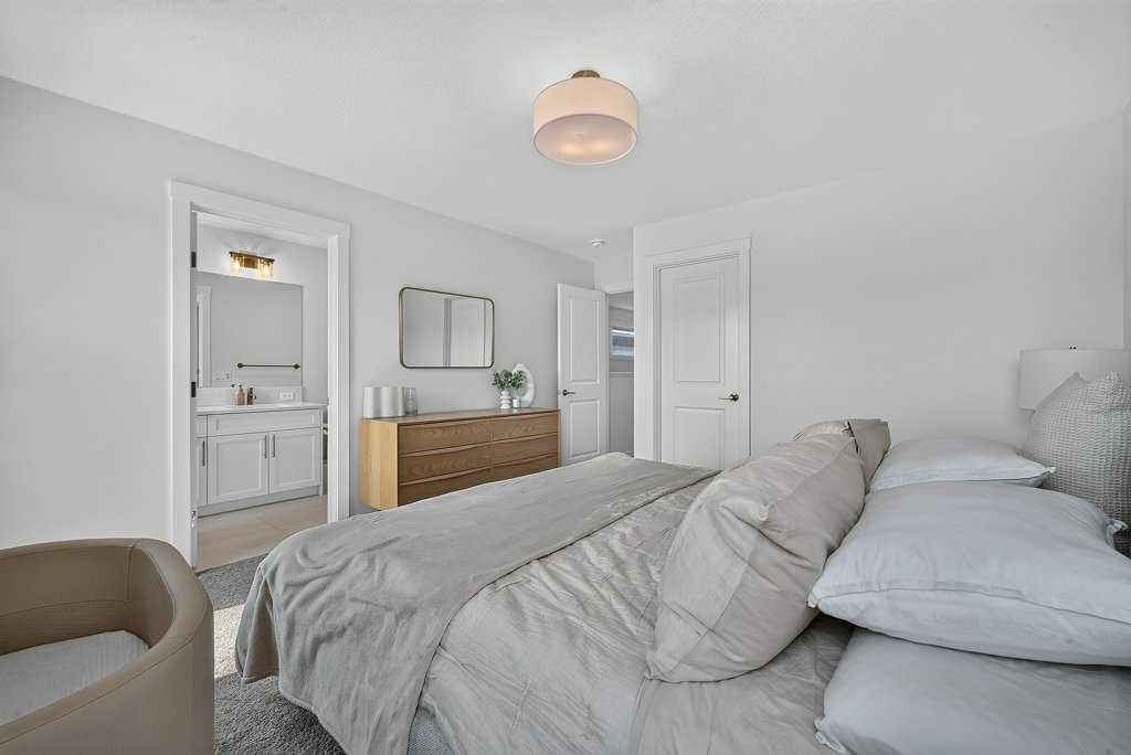 97 Rowmont Heath Nw, Calgary, AB - Indoor Photo Showing Bedroom